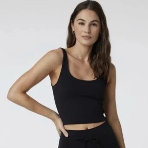 Vuori Daily Crop in Black Size Medium